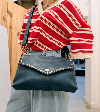 BOLSO DE HOMBRO CON TACHUELAS AZUL