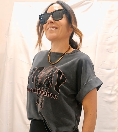 CAMISETA OVER IT NEGRO LAVADO